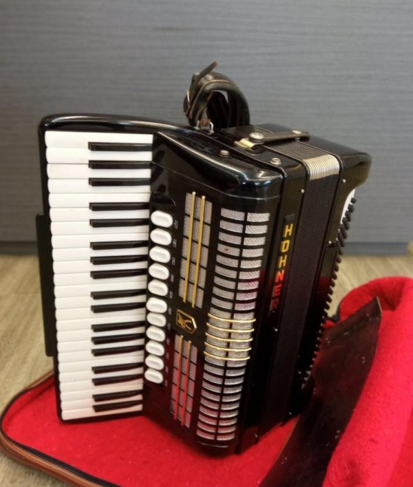 Acordeón Hohner Verdi V CB + Estuche - Imagen 2