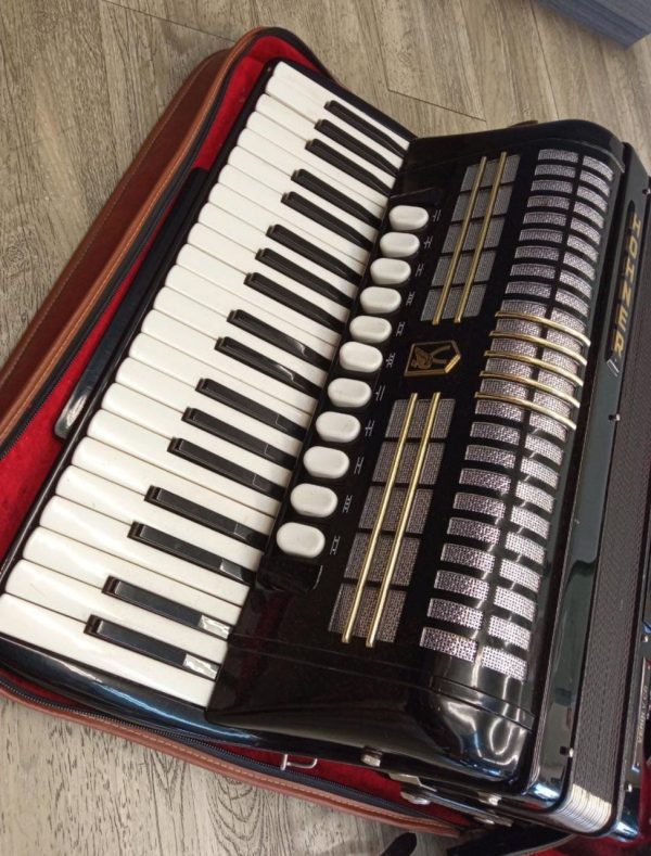 Acordeón Hohner Verdi V CB + Estuche - Imagen 4